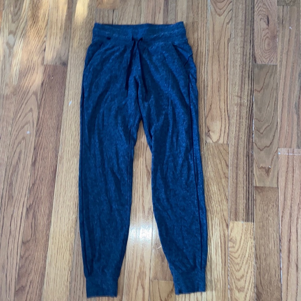Size 4 Lulu joggers, never worn.